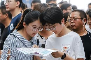 还是网上冲浪嗨皮！杜兰特观战布朗尼打球猛盯手机